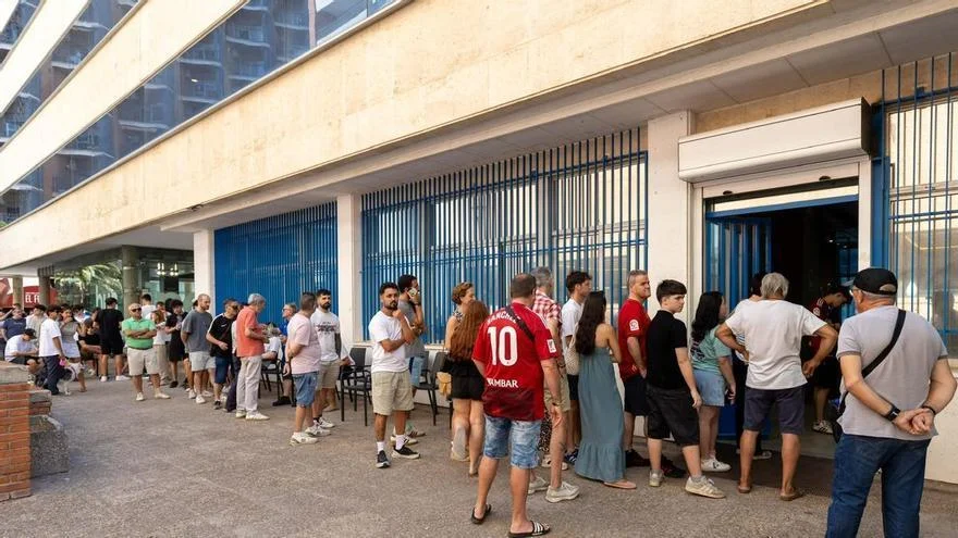 Más de tres horas de espera para darse de alta en el Real Zaragoza: "Este club no merece esta afición"