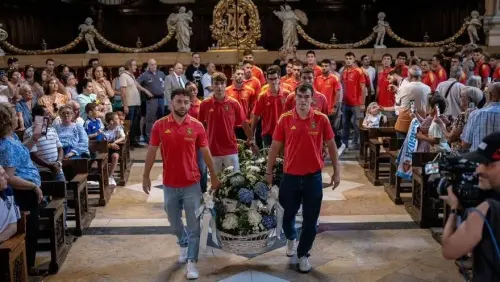 Tradicional ofrenda floral del Real Zaragoza a la Virgen