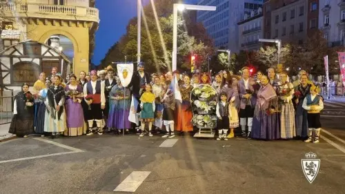 El conjunto blanquillo participa en la tradicional Ofrenda de Flores
